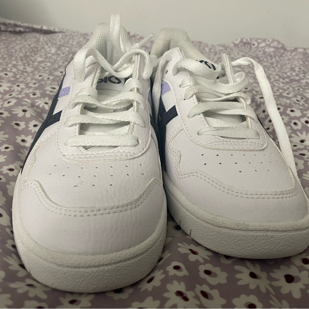 barely worn asics! very cute and comfortable shoes!